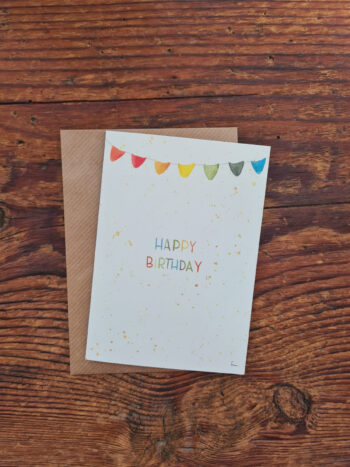 Bunt Happy Birthday Wimpel Aquarell Lettering A6 Postkarte Geburtstag Grußkarte zum Geburtstag Sessel Torte Kerzen Wimpelkette